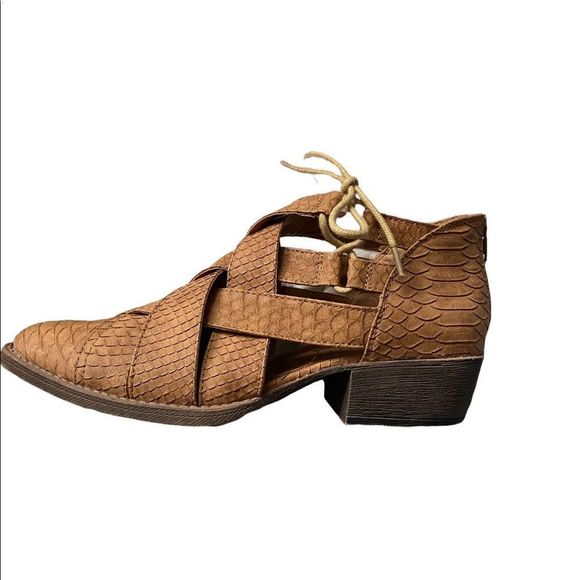 Coconuts by Matisse Shoes - Coconuts by Matisse Lux ankle bootie size 8.5